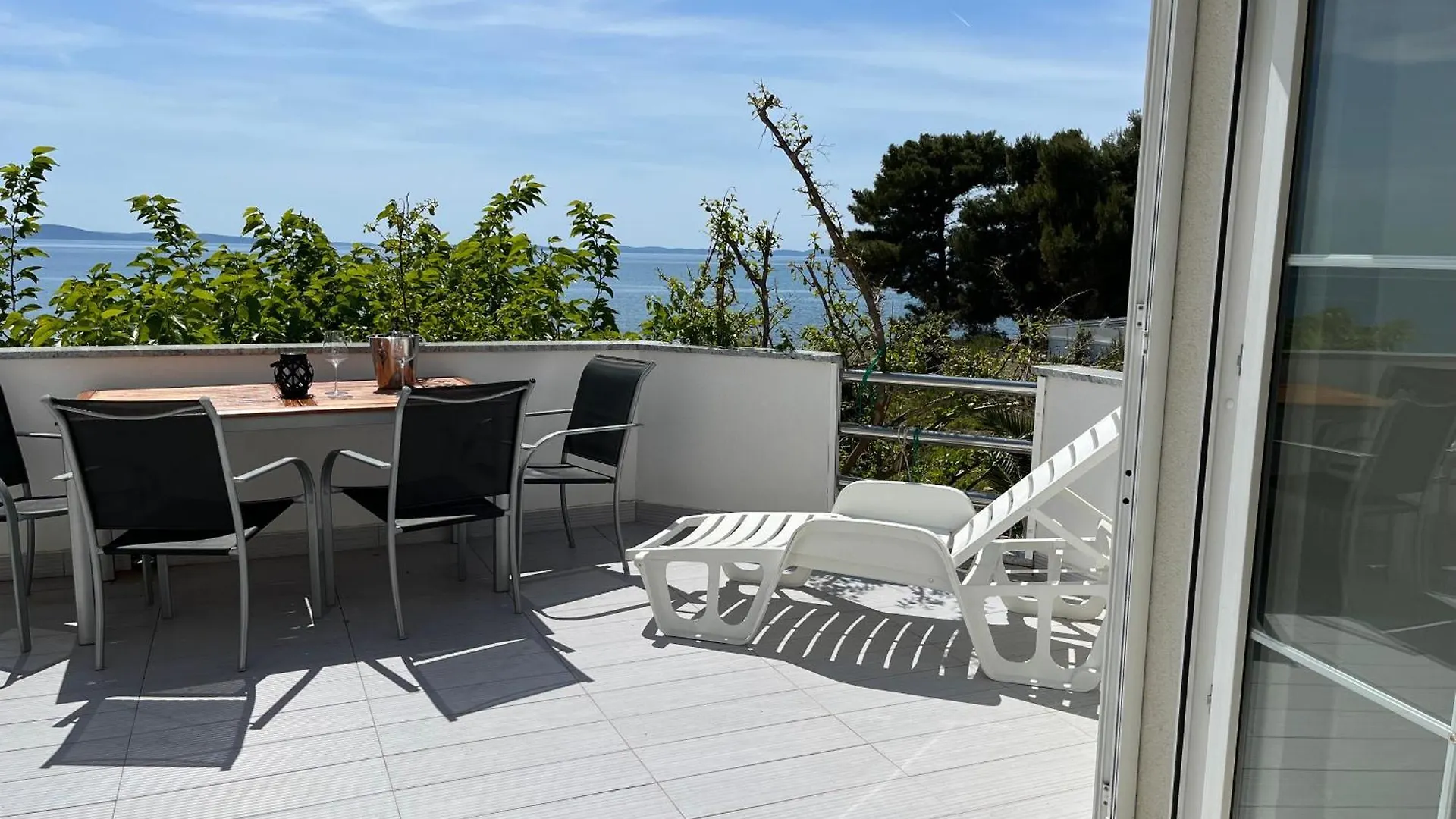 Mirakul Apartments Vir