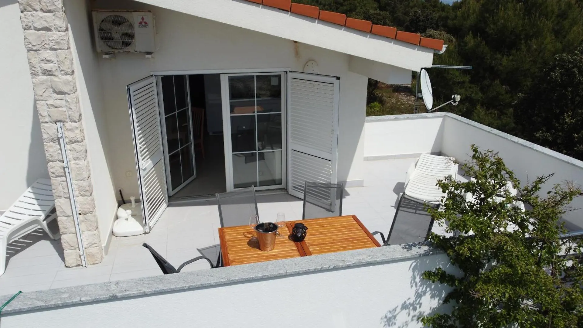 Mirakul Apartments Vir