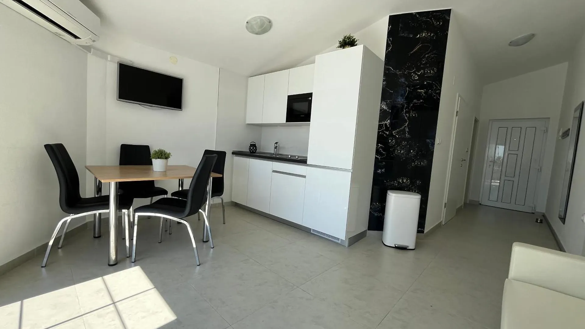 Mirakul Apartments Vir