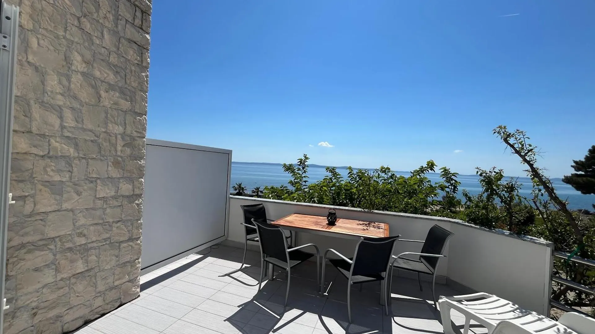Mirakul Apartments Vir
