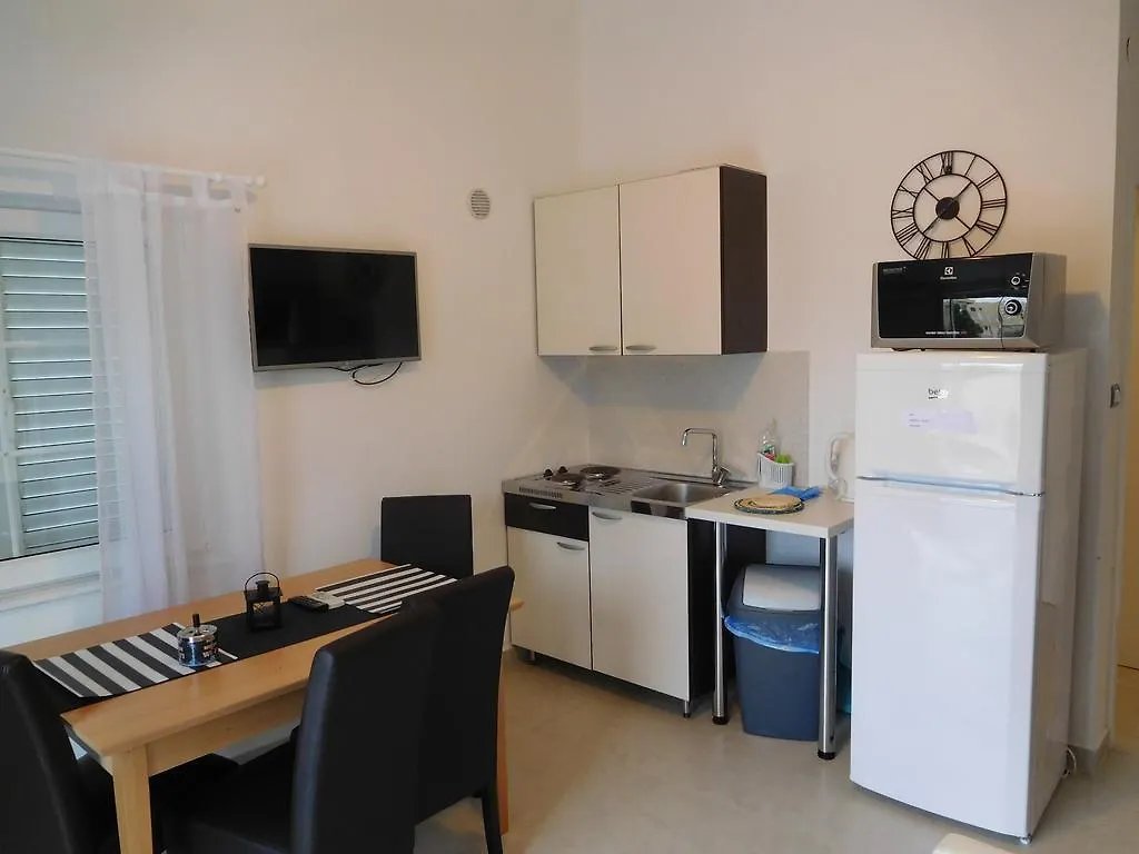 Mirakul Apartments Vir