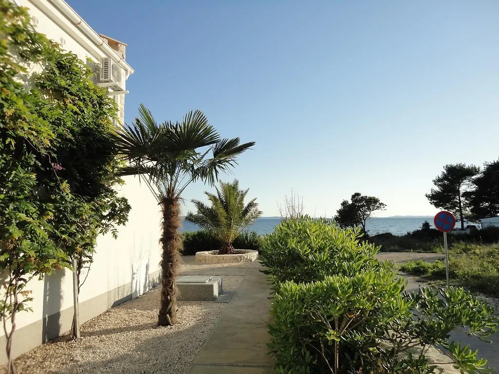 Mirakul Apartments Vir