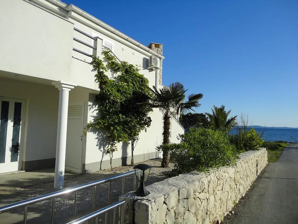 Mirakul Apartments Vir