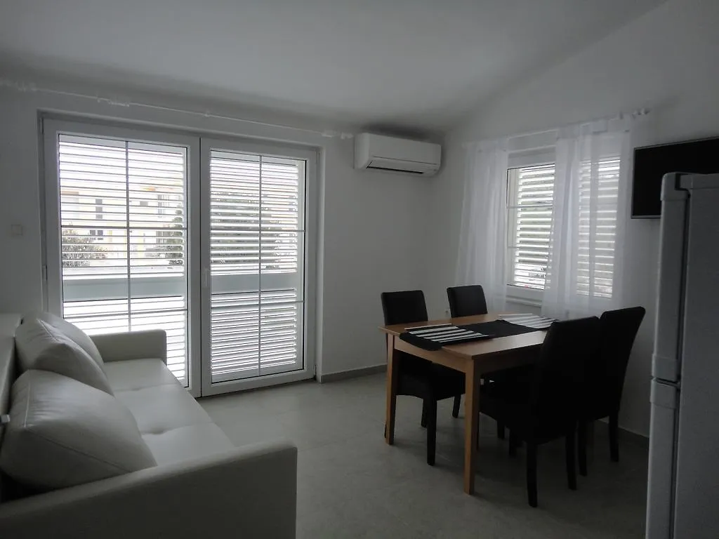 Mirakul Apartments Vir 0*,