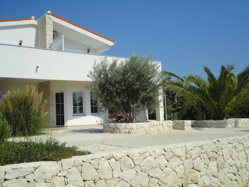 Mirakul Apartments Vir